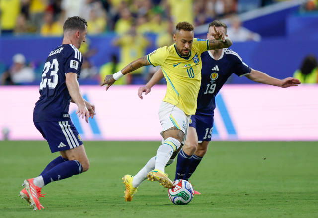 brasil_x_escocia_miami_profissional_24062026_high_versao_mais_recente_7_5a82f76499 Medium Neymar carrega a bola e dribla jogadores da Escócia durante jogo pela Copa do Mundo de 2026