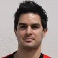 Jon Challinordisparo a la cabeza