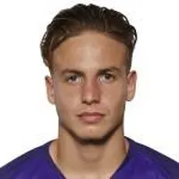 Yanis Hénindisparo a la cabeza