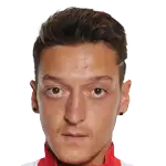 Mesut Özildisparo a la cabeza