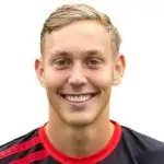 Julian Baasdisparo a la cabeza